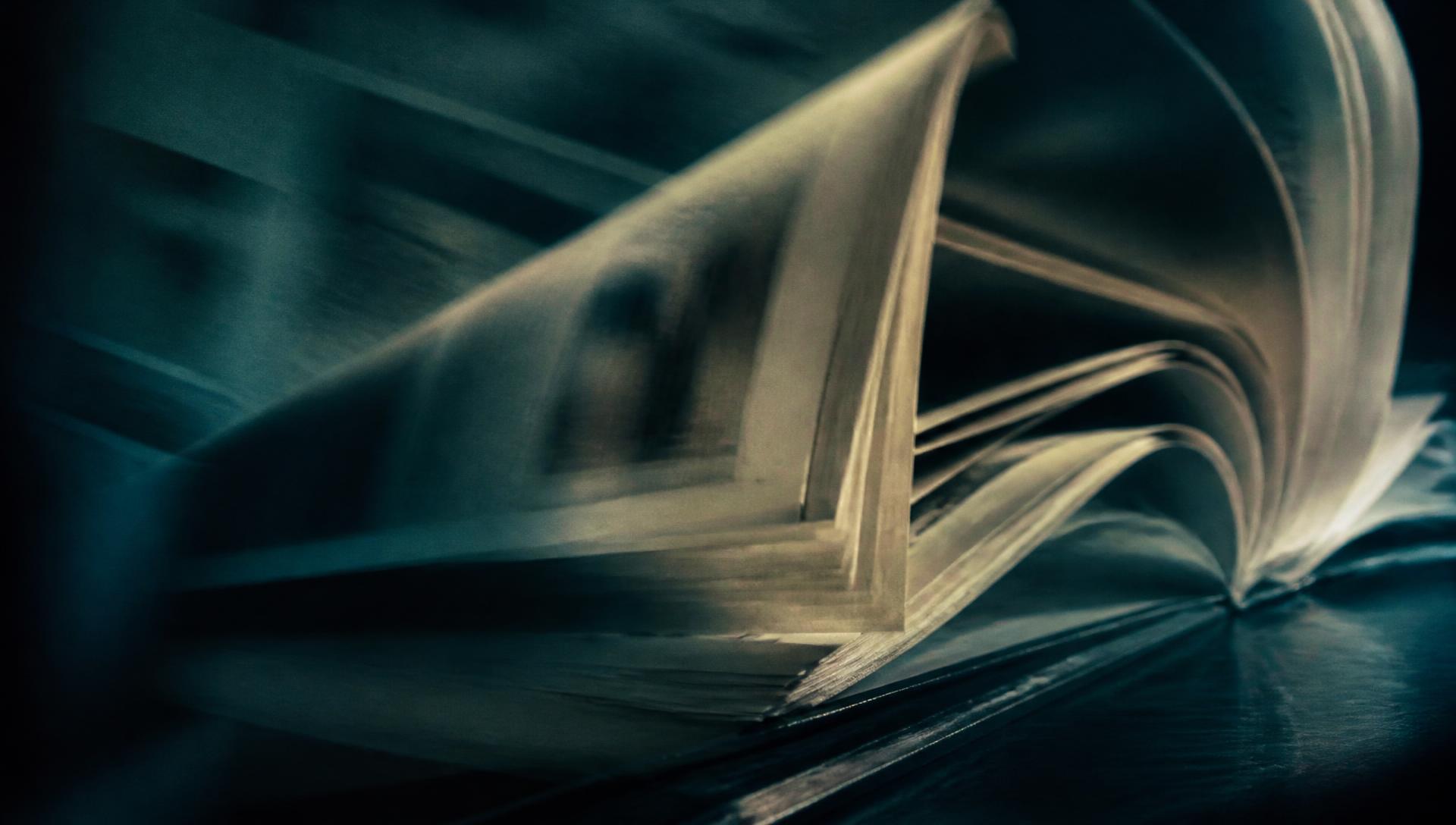 Aufgefächerte Zeitungsseiten im Seitenlicht